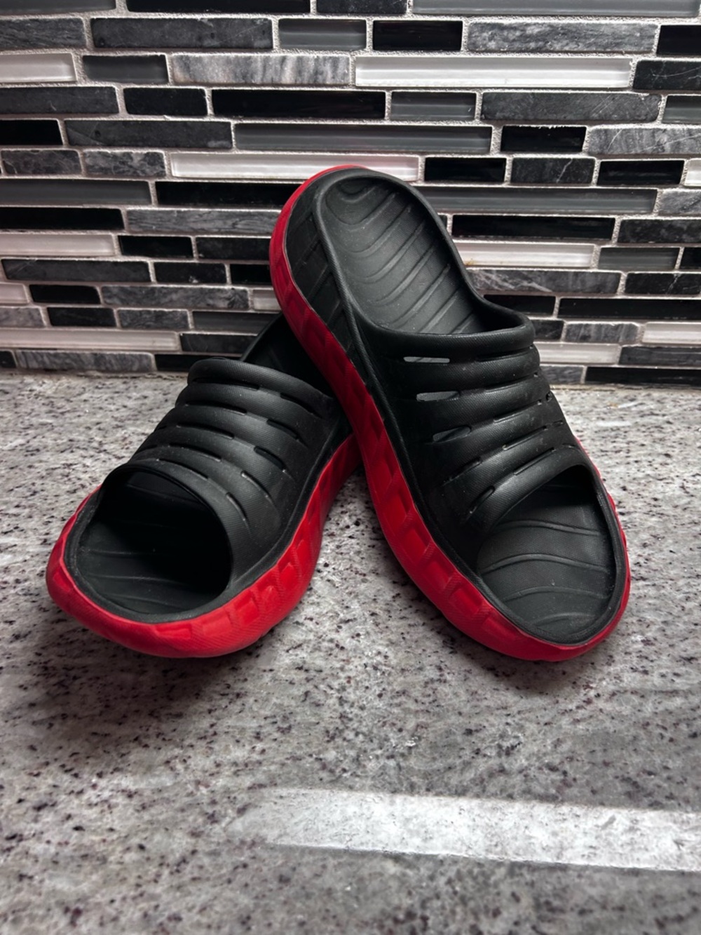 Kuailu mens Black Cushioned Orthotic Slide Sandals with Red Sole size 9